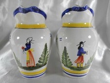PAIRE DE PICHET A VIN / EAU POT A LAIT " COUPLE BRETON " EN FAÏENCE HB QUIMPER