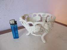 cache pot blanc en fer forgé sur pieds.