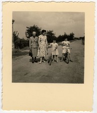 PHOTO ANCIENNE - VINTAGE SNAPSHOT - ENFANT VÉLO RUE TROTTINETTE - CHILD BIKE