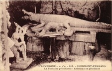 CPA CLERMONT-FERRAND La Fontaine Petrifiante Animaux se petrifiant (460065)