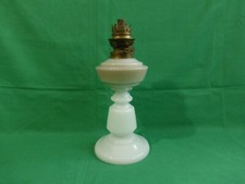 pied de lampe à pétrole en opaline blanche