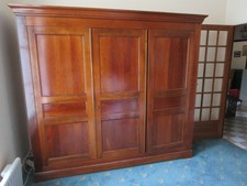 GRANDE ARMOIRE (3 portes) EPOQUE 1980/90 DE STYLE LOUIS-PHILIPPE EN MERISIER