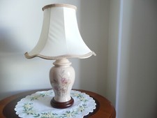 Lampe à poser, Pied Rose Fleuri, Abat-jour Pagode et Ampoule - Bon Etat général.