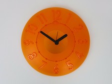 Superbe horloge murale orange Guzzini des années 1980