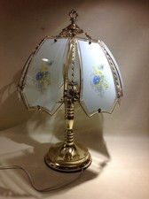 Lampe à poser 3 feux en Metal doré,abat-jour 6 faces en verres blanc decor fleur