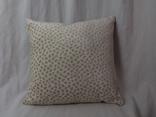 Coussin (35 x 35) à motifs en velours d'éditeur à l'avant et satiné à l'arrière