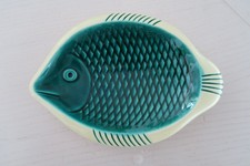 Plat forme poisson   vert Verceram num 97  et 4516 Céramique à relief 22 x 16 cm