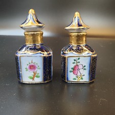 Paire de flacons couverts porcelaine décor floral fond bleu cobalt XIXe Bayeux 