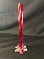 Vase soliflore en verre rouge fut torsadé base en étoile 