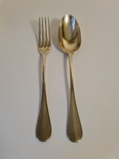 JOLIE PAIRE DE COUVERTS EN ARGENT GUILLOCHE. MONOGRAMME. POINCON MINERVE. 57 Grs