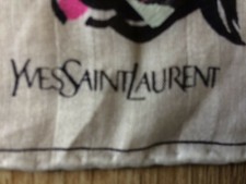 Foulard bandana Yves Saint Laurent foulard en coton 48 x 46cm parfait état. Vint