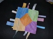 doudou plat étiquettes patchwork orange bleu vert dessous violet UN REVE DE BEBE