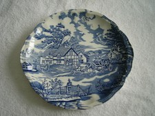 tres beau plat creux un peu ovale