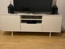 Bonjour je vends un meuble télé avec étagère blanc brillant bon état de Ikea.   