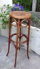Très haut tabouret en bois courbé