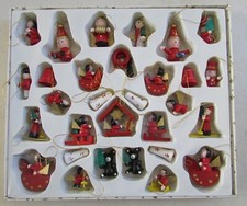 Boîte de 30 personnages en bois peint Décoration à suspendre Sapin de Noël 