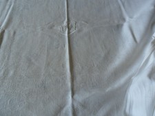 Nappe ancienne,blanche,damassée de fleurs.Mono "J.V".avec 10 serviettes.