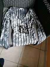 T-shirt caché cache T. 1 bleu gris