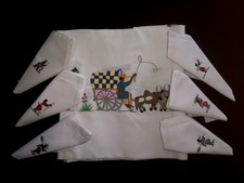Nappe de table blanche avec 8 serviettes motif sujets malgaches