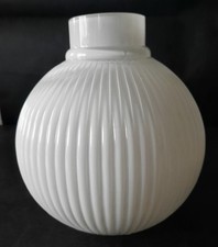 ANCIENNE TULIPE GLOBE EN VERRE OPALINE 