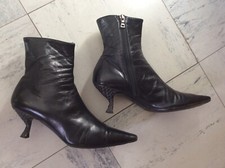 Bottines PRADA en cuir noir pointure 37,5 en bon état.