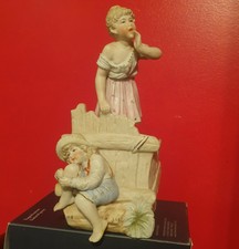 vase, vide poche, couple d'enfants jouant a cache-cache  porcelaine fin 19eme