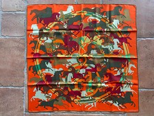 Foulard Hermès intitulé Ex libris en camouflage / taille 90 / orange vert