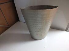 vase en métal martelé