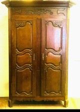 armoire chêne massif finement sculptées porte trois panneaux . XVIII siècle .