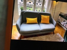 un canapé gris 2 places en tissu .excellent État