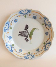 XIXe. Originale ASSIETTE en faience à décor de TULIPE NOIRE. Nevers? Auvillar?