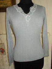 Pull fin cotelé coton/vicose bleu ciel col V dentelle et strass CAROLL 36