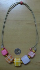 COLLIER motif dés en BOIS VÉRITABLE monté sur un lien COTON -FANTAISIE -ETHNIQUE