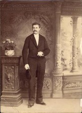 photo portrait homme en pied cabinet anonyme costume moustache chapeau aplati 