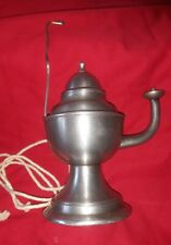 PETITE LAMPE A HUILE EN ETAIN 14 cm environ.TITRE-MURALE OU DE TABLE  BON ETAT