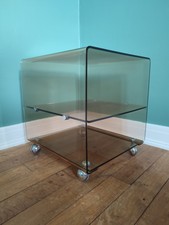 Table d'appoint à roulette en plexiglass fumé Roche Bobois vintage