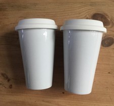 LOT DE DEUX MUGS BLANCS EN CERAMIQUE AVEC COUVERCLE