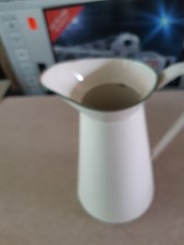 ANCIEN  BROC EN TÔLE ÉMAILLÉE BLANC LISERÉ vert