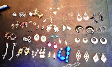 LOT DE 33 PAIRES BOUCLES D' OREILLES FANTAISIES+9 COLLIERS+9 BRACELETS+11 BAGUES