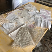 Lot de  14 napperons anciens brodés main et dentelles