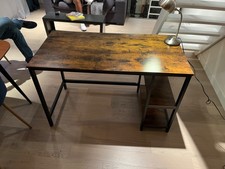 Bureau moderne en bois en très bon état. 