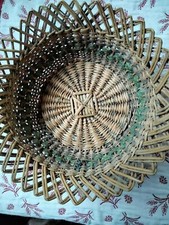1 très ancienne corbeille joliment tressée 2 couleurs pour noisettes, noix etc..