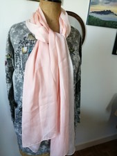 FURLA Ravissante écharpe, couvre épaule en soie bords roulottés. Couleur poudre