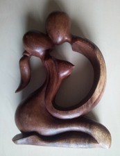 belle statuette en bois sculpture de couple amoureux hauteur 20 cm   .P3.3 