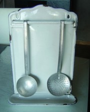 ANCIEN EGOUTOIR PORTE USTENSILES CUISINE EN TÔLE EMMAILLEE AVEC LOUCHE ECUMOIRE