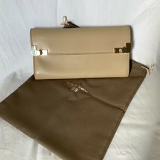 Portefeuille en cuir lisse beige à rabat avec double fermoir doré Lancel