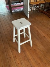 Tabouret bois ancien blanc Hauteur 60 Largeur pieds 36X36 Largeur assise 28 X 28