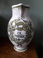 Vase vintage en céramique blanche avec une décoration pot d'herboriste
