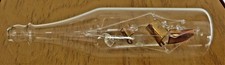 PETITE BOUTEILLE EN VERRE RENFERMANT UN BATEAU EN VERRE FILé CRISTAL BACCARAT ?