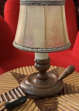 PETITE LAMPE A POSER EN BOIS AVEC ABAT-JOUR EN PEAU